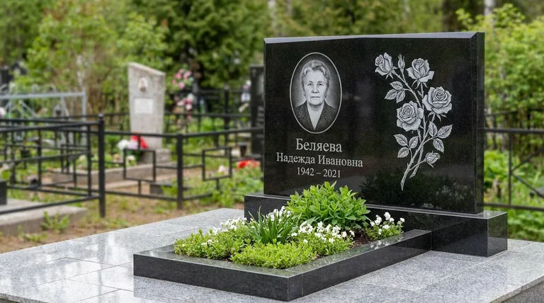 Памятник с гравировкой роз — выполненная работа «Беляева» в Барнауле