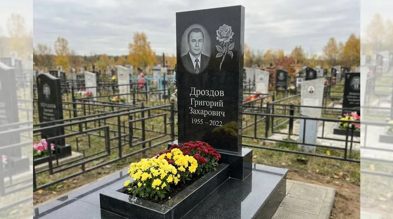 Памятник с гравировкой роз — выполненная работа «Дроздов» в Барнауле