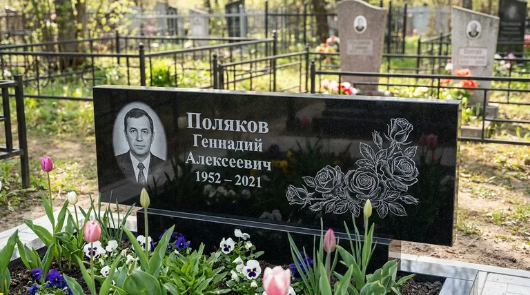 Памятник с гравировкой роз — выполненная работа «Поляков» в Барнауле