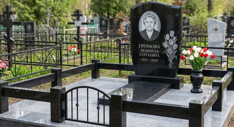 Памятник с гравировкой тюльпанов — выполненная работа «Громова» в Барнауле