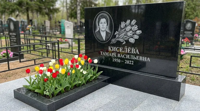 Памятник с гравировкой тюльпанов — выполненная работа «Киселёва» в Барнауле