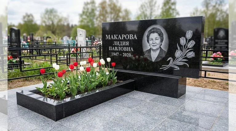 Памятник с гравировкой тюльпанов — выполненная работа «Макарова» в Барнауле