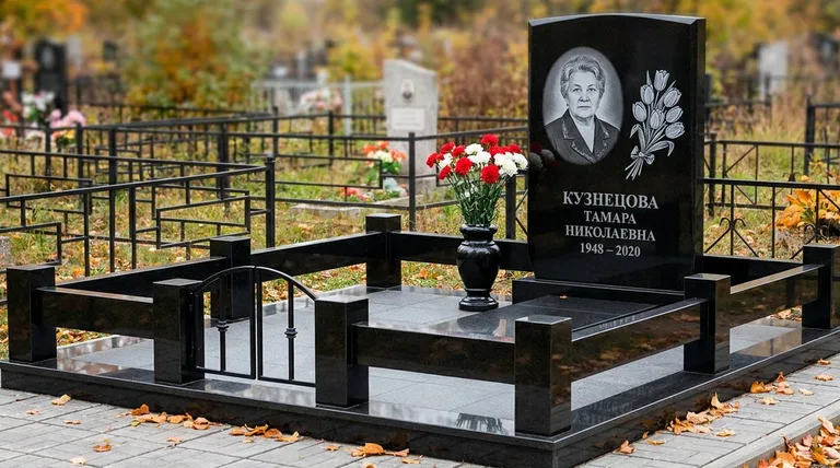 Памятник с гравировкой тюльпанов — выполненная работа «Кузнецова» в Барнауле