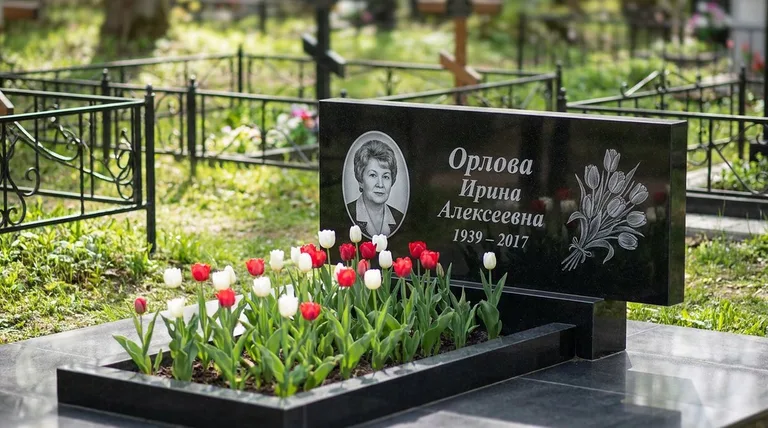 Памятник с гравировкой тюльпанов — выполненная работа «Орлова» в Барнауле