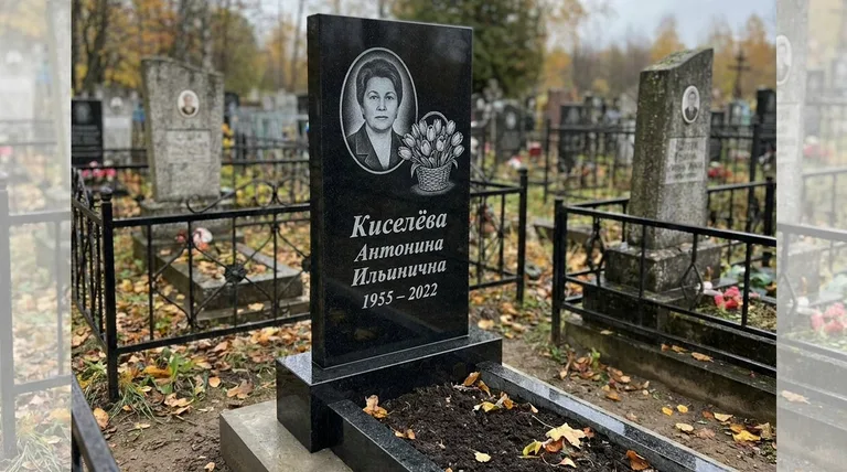 Памятник с гравировкой тюльпанов — выполненная работа «Киселёва» в Барнауле