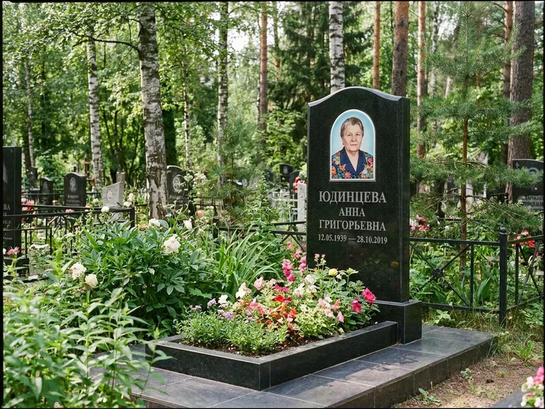 Овальный портрет на памятнике весной в Барнауле