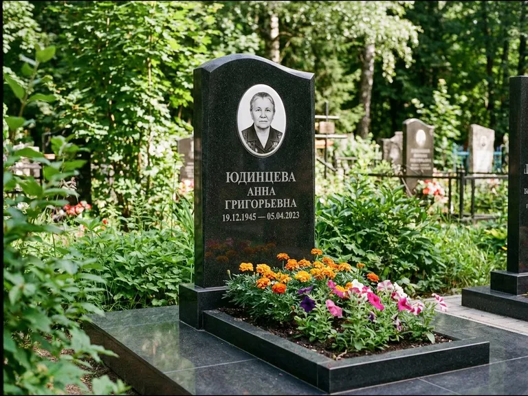 Овальный портрет на сером граните — работа «Юдинцева» в Барнауле