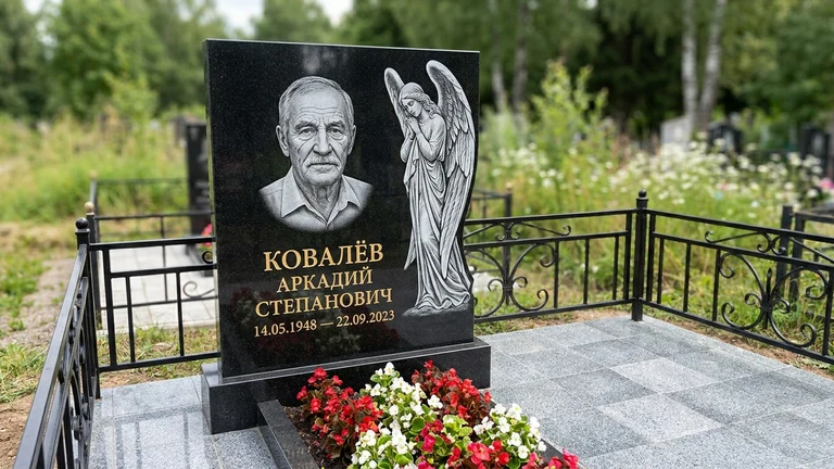 Гравировка ангела на памятник в Барнауле — памятник из чёрного гранита с гравировкой