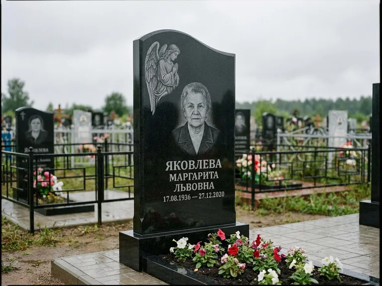 Памятник с гравировкой ангела — гравировка молящегося ангела в верхней части стелы, работа «Яковлева» в Барнауле