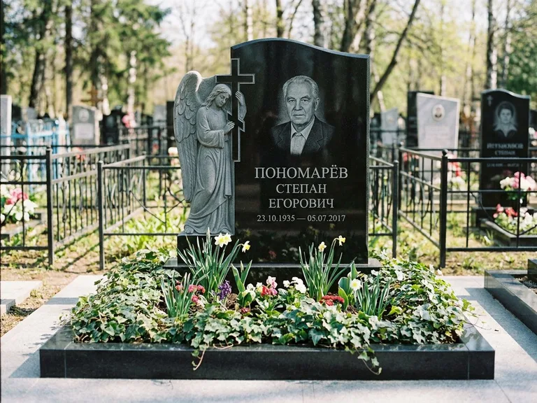 Памятник с гравировкой ангела — гравировка ангела с крестом рядом с эпитафией, работа «Пономарёв» в Барнауле