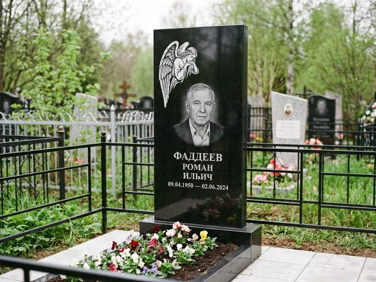 Памятник с гравировкой ангела — белая гравировка скорбящего ангела над портретом, работа «Фаддеев» в Барнауле