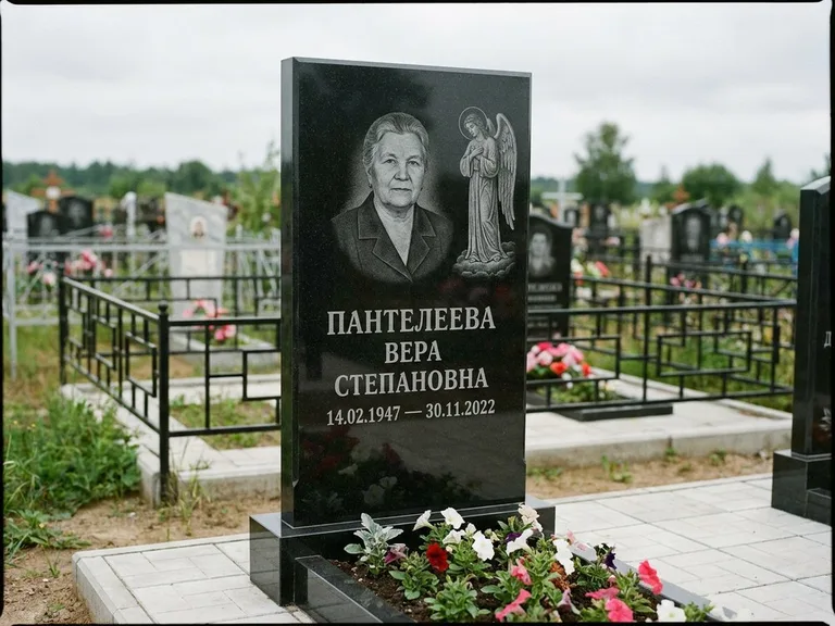 Памятник с гравировкой ангела — гравировка ангела-хранителя сбоку от портрета, работа «Пантелеева» в Барнауле