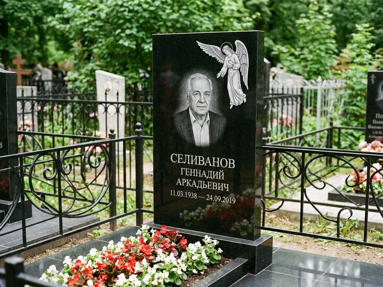 Памятник с гравировкой ангела — белая гравировка скорбящего ангела над портретом, работа «Селиванов» в Барнауле