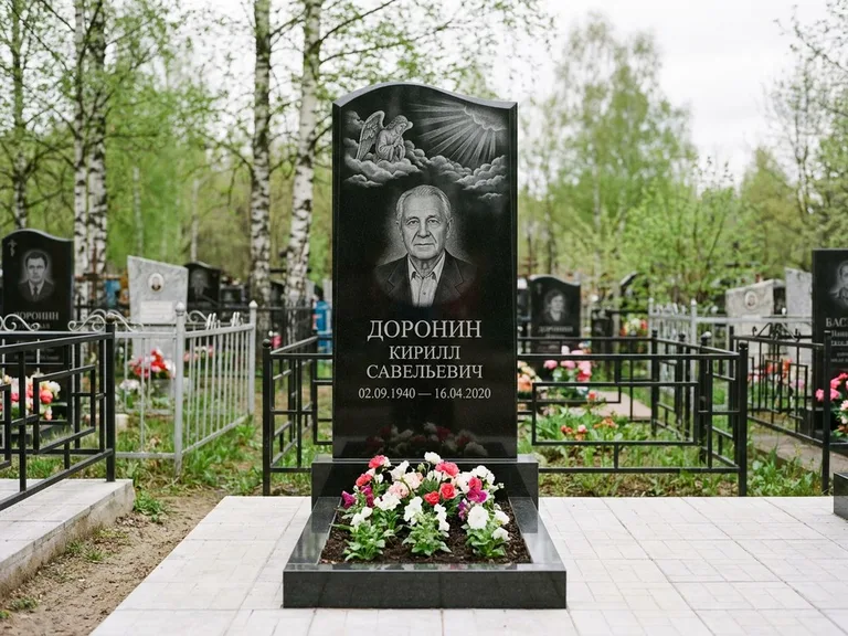 Памятник с гравировкой ангела — гравировка ангела в облаках с лучами над портретом, работа «Доронин» в Барнауле