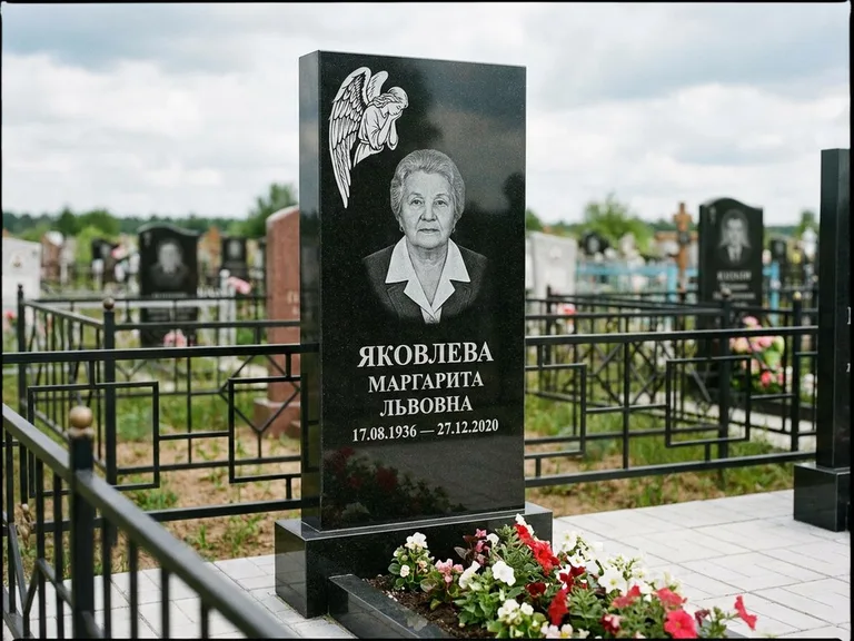 Памятник с гравировкой ангела — белая гравировка скорбящего ангела над портретом, работа «Яковлева» в Барнауле