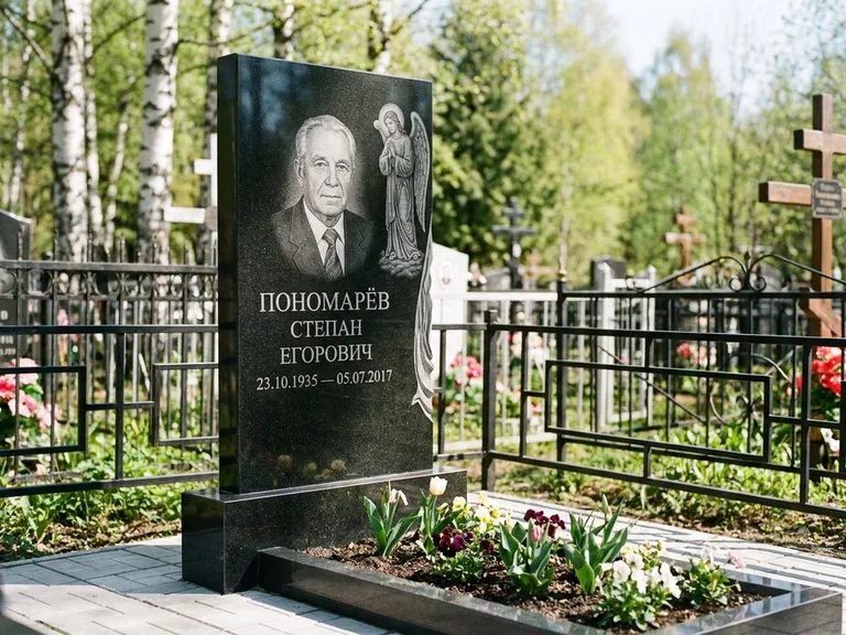 Памятник с гравировкой ангела — гравировка ангела-хранителя сбоку от портрета, работа «Пономарёв» в Барнауле