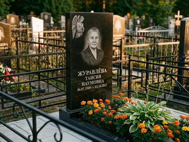 Памятник с гравировкой ангела — гравировка молящегося ангела в верхней части стелы, работа «Журавлёва» в Барнауле