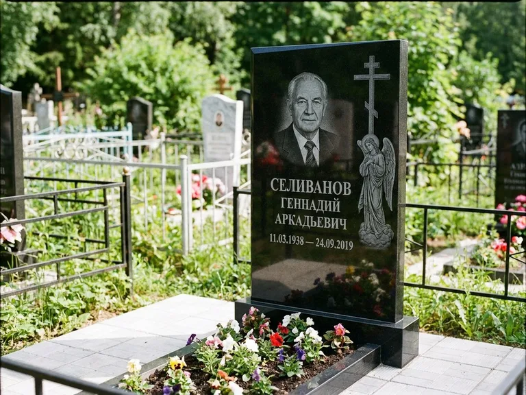 Памятник с гравировкой ангела — гравировка ангела с крестом рядом с эпитафией, работа «Селиванов» в Барнауле