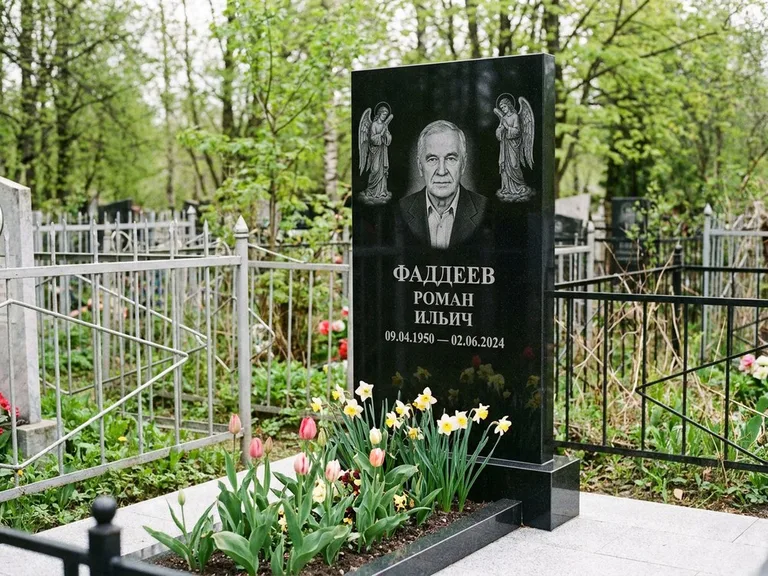 Памятник с гравировкой ангела — гравировка двух ангелов по сторонам портрета, работа «Фаддеев» в Барнауле