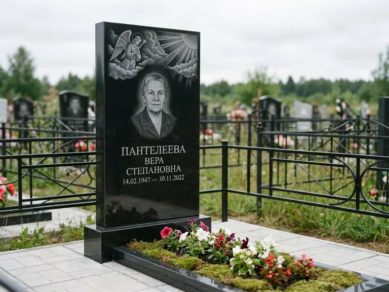 Памятник с гравировкой ангела — гравировка ангела в облаках с лучами над портретом, работа «Пантелеева» в Барнауле