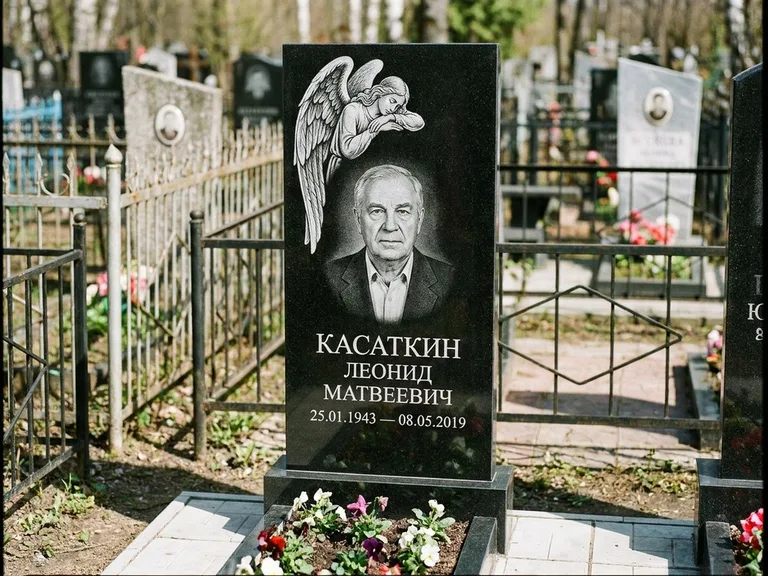 Памятник с гравировкой ангела — белая гравировка скорбящего ангела над портретом, работа «Касаткин» в Барнауле