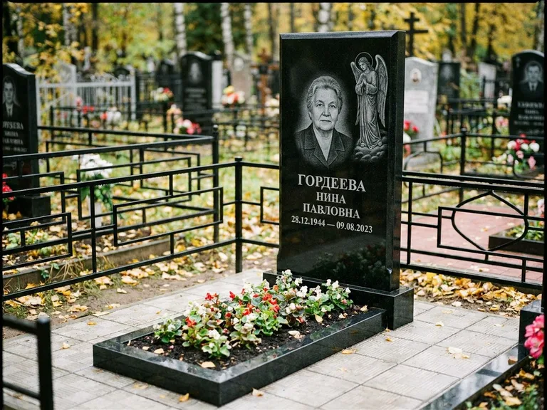 Памятник с гравировкой ангела — гравировка ангела-хранителя сбоку от портрета, работа «Гордеева» в Барнауле