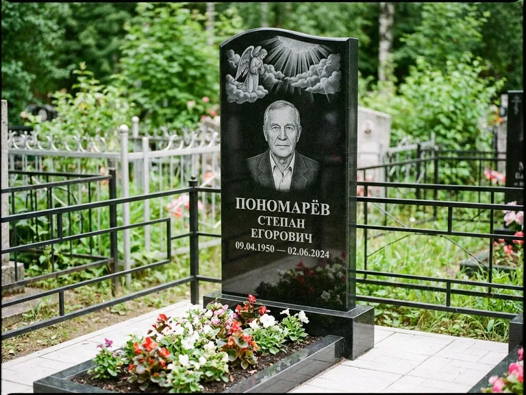 Памятник с гравировкой ангела — гравировка ангела-хранителя сбоку от портрета, работа «Лобанова» в Барнауле