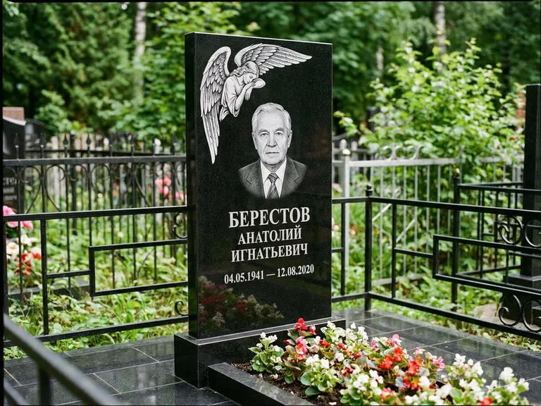 Памятник с гравировкой ангела — гравировка молящегося ангела в верхней части стелы, работа «Свиридов» в Барнауле