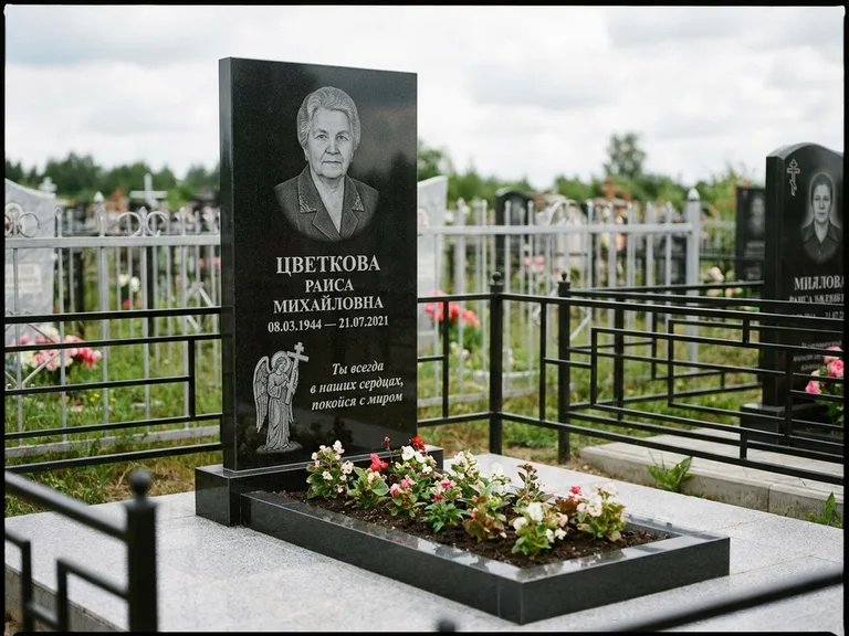 Памятник с гравировкой ангела — гравировка двух ангелов по сторонам портрета, работа «Яковлева» в Барнауле