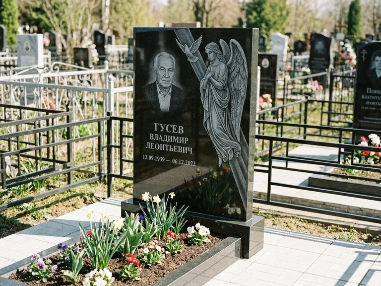 Памятник с гравировкой ангела — гравировка ангела в облаках с лучами над портретом, работа «Пономарёв» в Барнауле