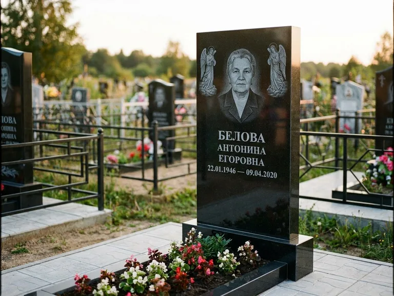 Памятник с гравировкой ангела — белая гравировка скорбящего ангела над портретом, работа «Журавлёва» в Барнауле