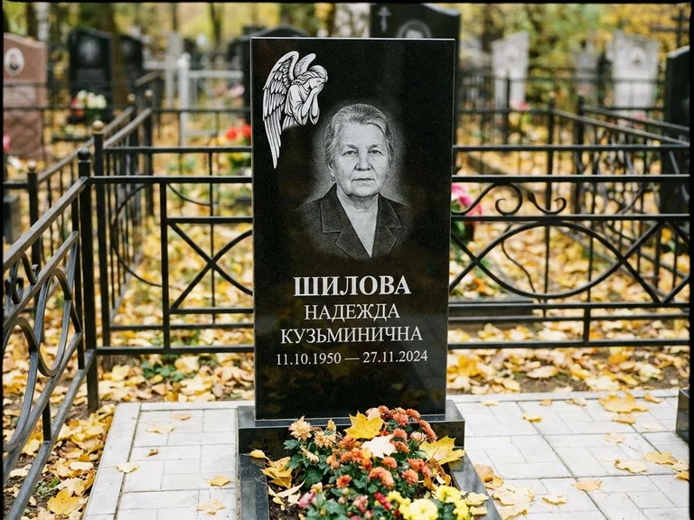 Памятник с гравировкой ангела — гравировка молящегося ангела в верхней части стелы, работа «Гордеева» в Барнауле