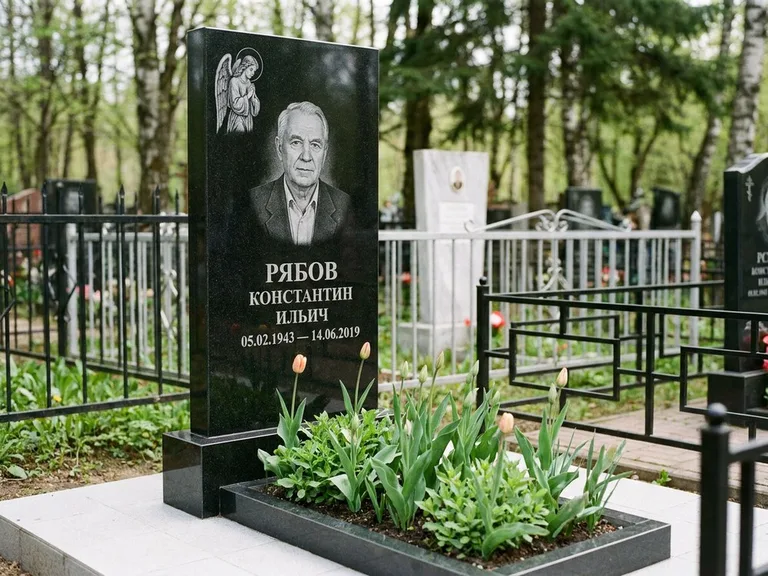 Памятник с гравировкой ангела — гравировка ангела с крестом рядом с эпитафией, работа «Фаддеев» в Барнауле