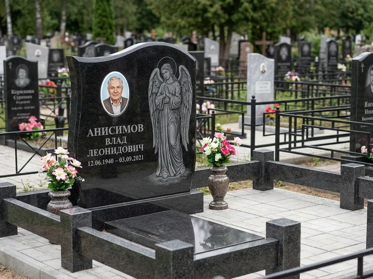 Памятник с гравировкой ангела — белая гравировка скорбящего ангела над портретом, работа «Свиридов» в Барнауле