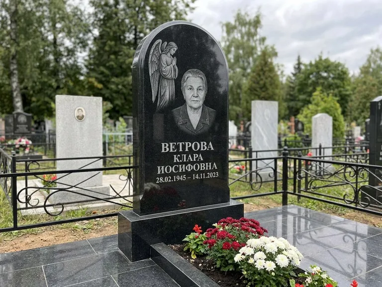 Памятник с гравировкой ангела — гравировка ангела-хранителя сбоку от портрета, работа «Игнатова» в Барнауле