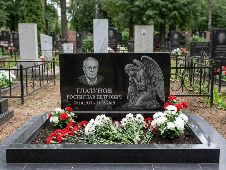 Памятник с гравировкой ангела — гравировка молящегося ангела в верхней части стелы, работа «Доронин» в Барнауле