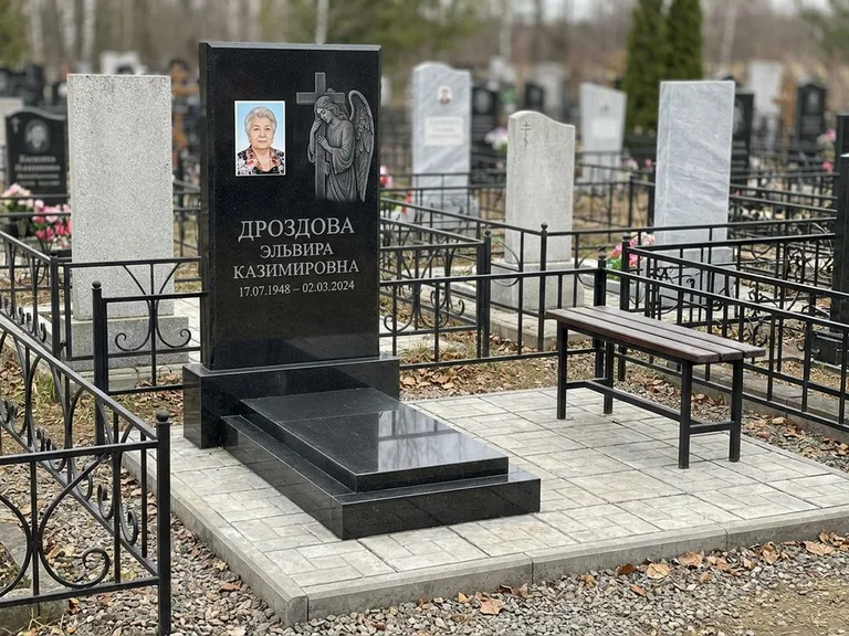 Памятник с гравировкой ангела — гравировка ангела с крестом рядом с эпитафией, работа «Яковлева» в Барнауле