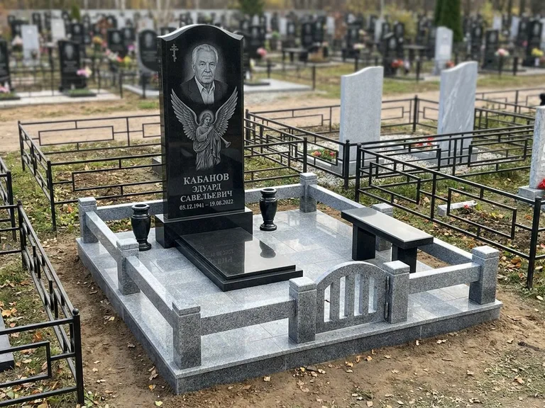 Памятник с гравировкой ангела — гравировка ангела с голубем по диагонали стелы, работа «Пономарёв» в Барнауле