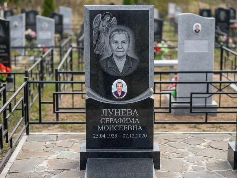 Памятник с гравировкой ангела — гравировка двух ангелов по сторонам портрета, работа «Журавлёва» в Барнауле