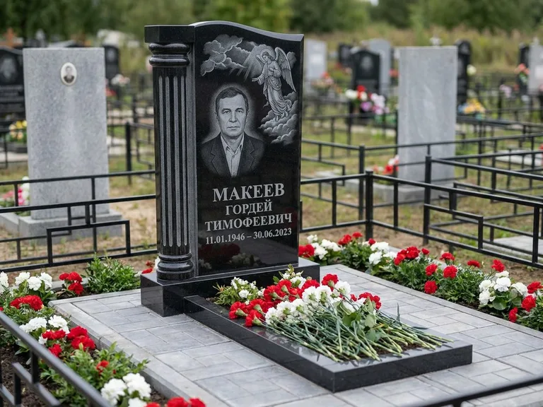 Памятник с гравировкой ангела — гравировка ангела в облаках с лучами над портретом, работа «Селиванов» в Барнауле