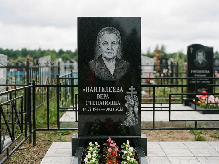 Памятник с гравировкой ангела — гравировка ангела с крестом рядом с эпитафией, работа «Пантелеева» в Барнауле