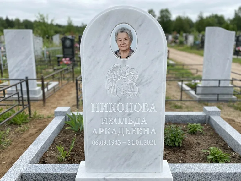Памятник с гравировкой ангела — белая гравировка скорбящего ангела над портретом, работа «Гордеева» в Барнауле