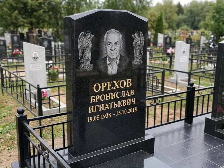 Памятник с гравировкой ангела — гравировка ангела-хранителя сбоку от портрета, работа «Фаддеев» в Барнауле
