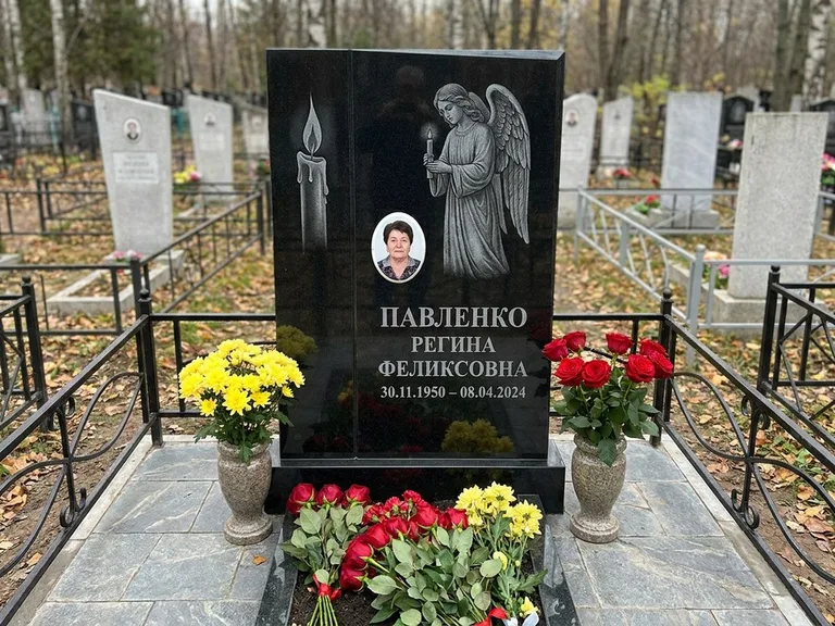 Памятник с гравировкой ангела — гравировка молящегося ангела в верхней части стелы, работа «Пантелеева» в Барнауле