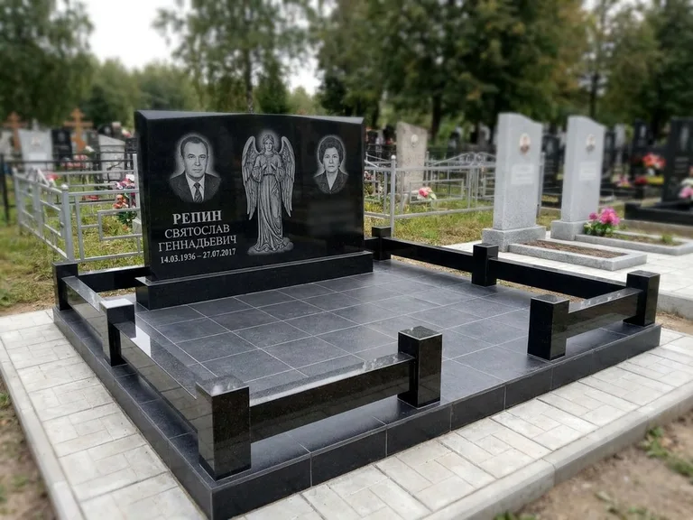 Памятник с гравировкой ангела — гравировка ангела с крестом рядом с эпитафией, работа «Касаткин» в Барнауле