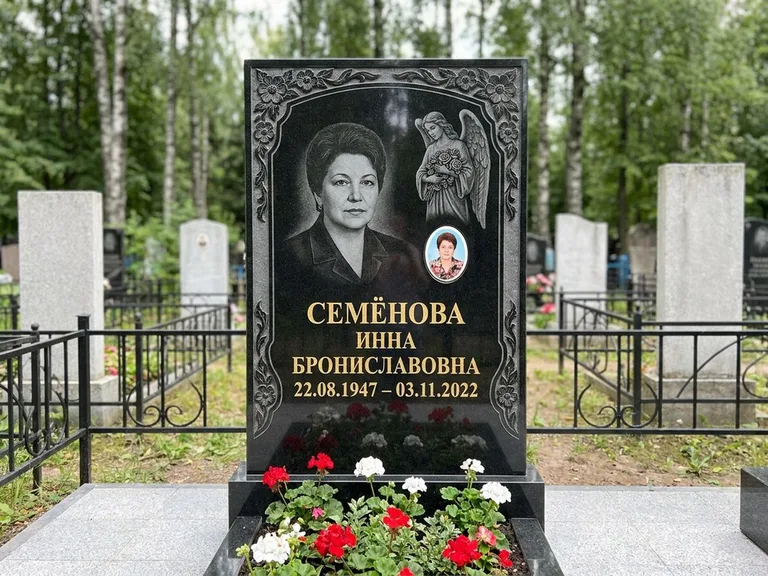 Памятник с гравировкой ангела — гравировка ангела с голубем по диагонали стелы, работа «Лобанова» в Барнауле