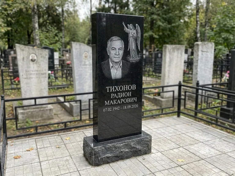 Памятник с гравировкой ангела — гравировка двух ангелов по сторонам портрета, работа «Свиридов» в Барнауле