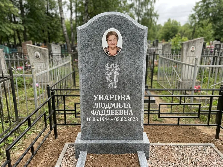 Памятник с гравировкой ангела — гравировка ангела в облаках с лучами над портретом, работа «Игнатова» в Барнауле