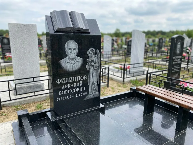 Памятник с гравировкой ангела — белая гравировка скорбящего ангела над портретом, работа «Доронин» в Барнауле