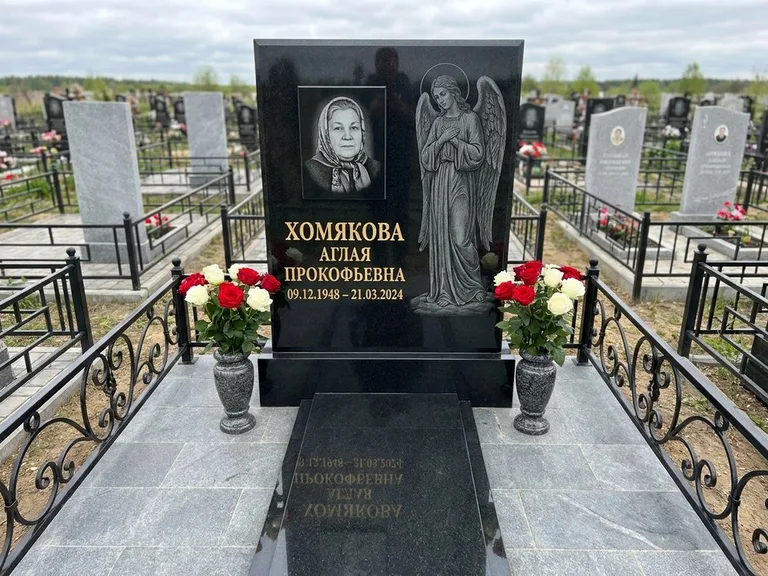 Памятник с гравировкой ангела — гравировка ангела-хранителя сбоку от портрета, работа «Яковлева» в Барнауле